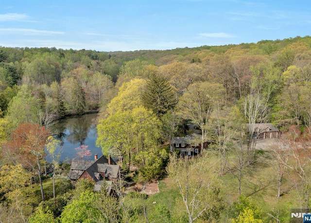 Property at 17 Hillside Ave, Upper Saddle River, NJ 07458, 4 beds, 2.5 baths