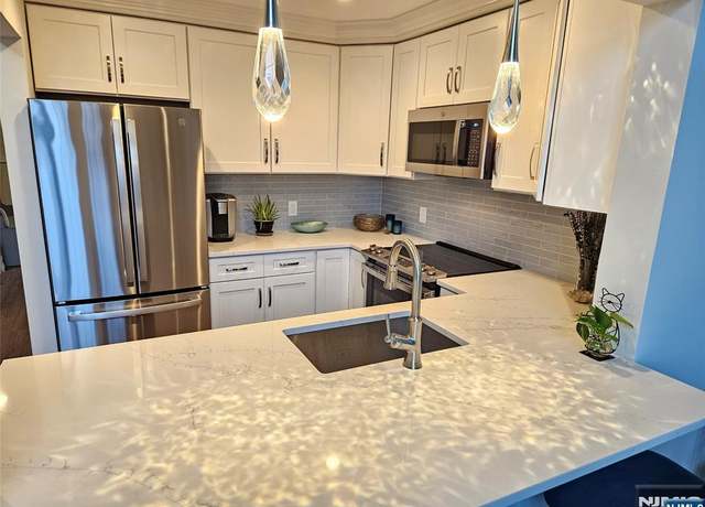 Property at 5-22 Maple Cres, Vernon, NJ 07462, 2 beds, 2 baths