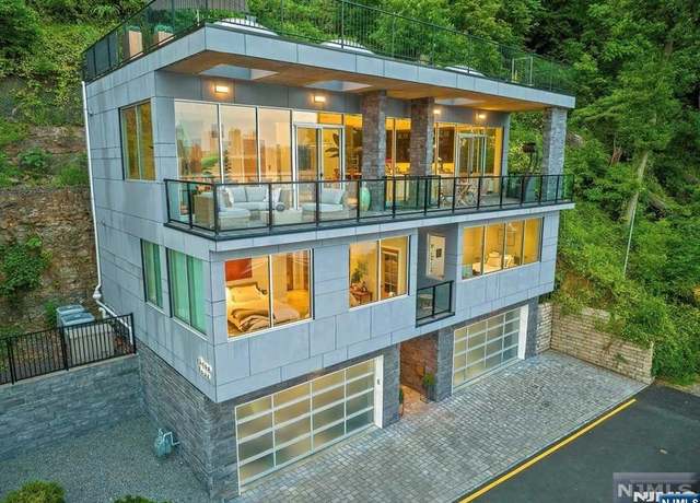 Property at 34 Shore Rd, Edgewater, NJ 07020, 3 beds, 2.5 baths