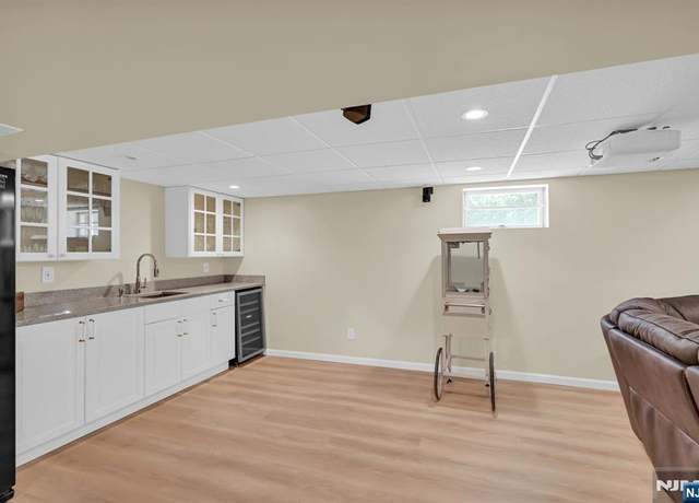 Property at 27 Wingate Dr, Livingston, NJ 07039, 4 beds, 2.5 baths