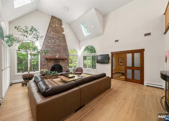 Property at 811 Domm Ct, Wyckoff, NJ 07481, 5 beds, 3 baths
