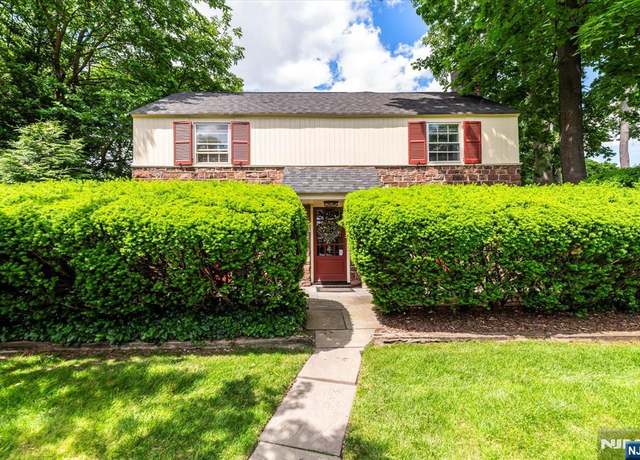 Property at 685 Sunset Rd, Teaneck, NJ 07666, 4 beds, 2.5 baths
