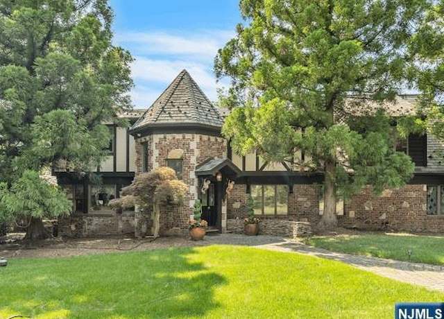 Property at 325 Fern Dell St, Upper Saddle River, NJ 07458, 4 beds, 4.5 baths
