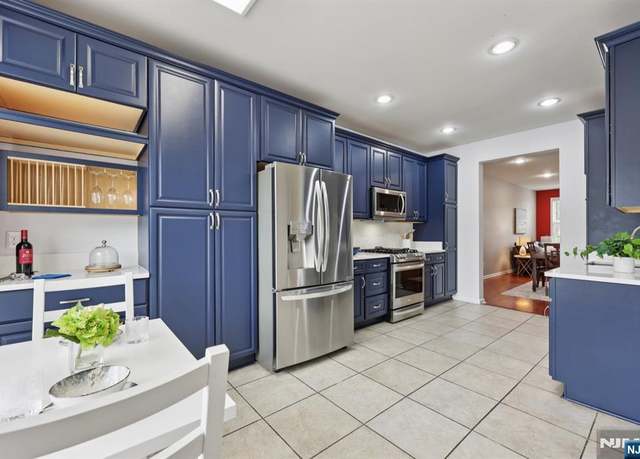 Property at 504 Coventry Dr, Nutley, NJ 07110, 2 beds, 2.5 baths