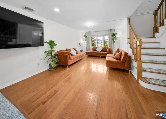 Property at 8-21 Creek Ct, Fair Lawn, NJ 07410, 2 beds, 2.5 baths