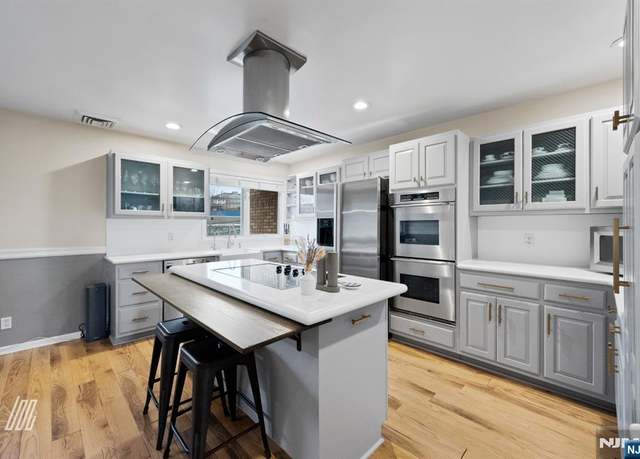 Property at 300 Gorge Rd #8, Cliffside Park, NJ 07010, 3 beds, 2.5 baths