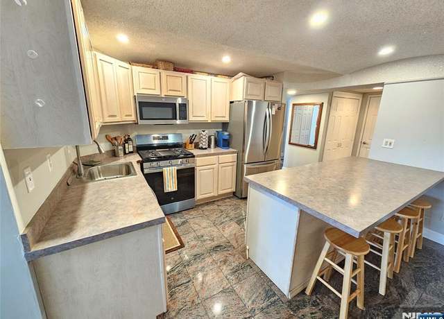 Property at 403 Heights Dr #4, Haledon, NJ 07508, 2 beds, 2.5 baths