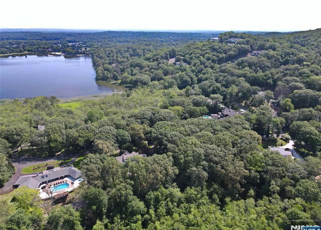 Property at 212 Seminole Ln, Franklin Lakes, NJ 07417, 6 beds, 6.5 baths