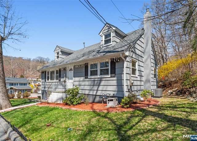 Property at 2 Oakwood Dr, Ringwood, NJ 07456, 3 beds, 2 baths