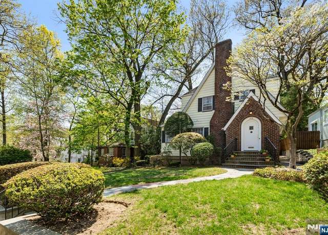 Property at 1272 E Laurelton Pkwy, Teaneck, NJ 07666, 3 beds, 2 baths