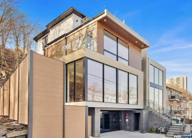Property at 582A Undercliff Ave, Edgewater, NJ 07020, 5 beds, 5.5 baths
