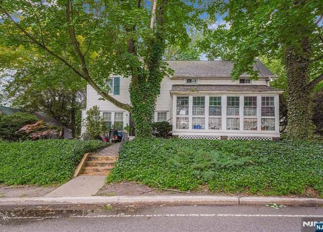 Property at 53 Fairfield Rd, Fairfield, NJ 07004, 3 beds, 1.5 baths