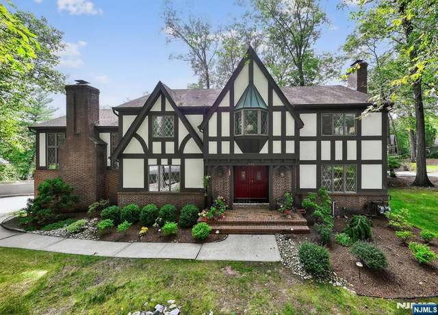 Property at 483 Old Post Rd, Wyckoff, NJ 07481, 5 beds, 3.5 baths