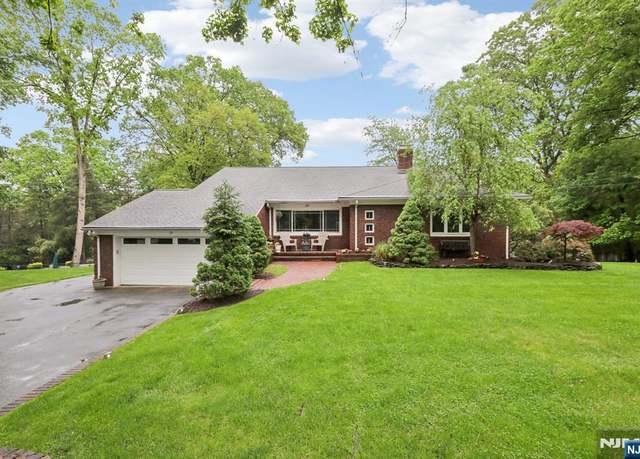 Property at 39 Chuckanutt Dr, Oakland, NJ 07436, 4 beds, 3 baths