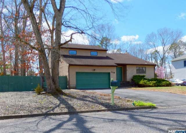Property at 112 Heatherington Ct, Lacey, NJ 08734, 3 beds, 2.5 baths