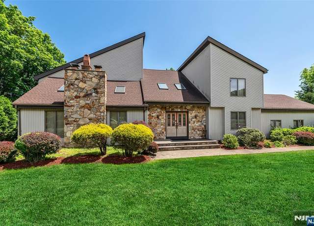 Property at 81 Columbus Ave, Totowa, NJ 07512, 4 beds, 3 baths