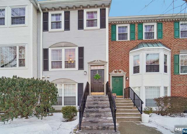 Property at 237 Larch Ln, Mahwah, NJ 07430, 2 beds, 2.5 baths