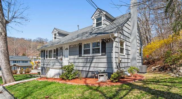 Photo of 2 Oakwood Dr, Ringwood, NJ 07456