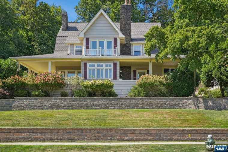 Photo of 46 Lloyd Rd Montclair, NJ 07042