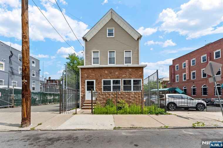 Photo of 15 Taylor St Newark, NJ 07104