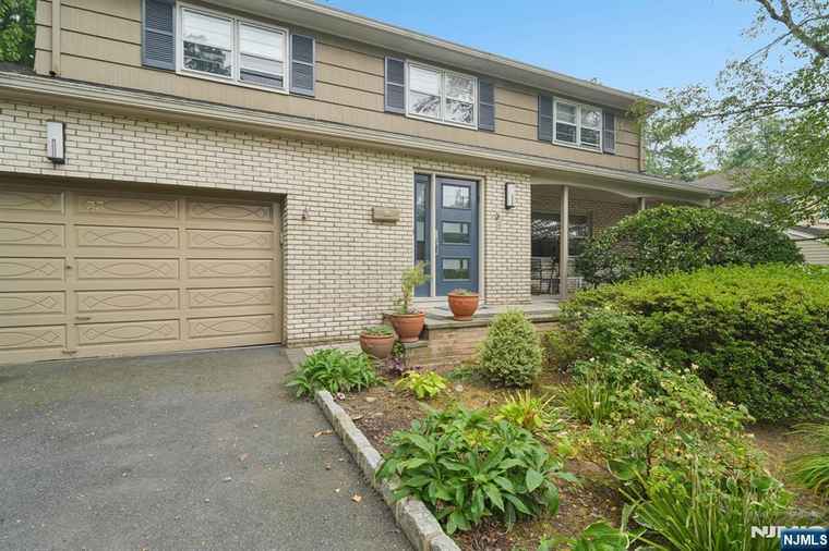 Photo of 33 Macarthur Dr Clifton, NJ 07013