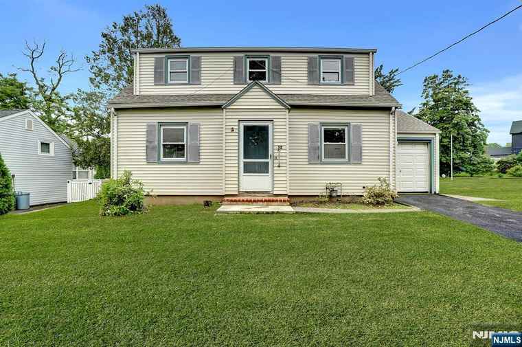 Photo of 32 Knoll Pl Clifton, NJ 07012