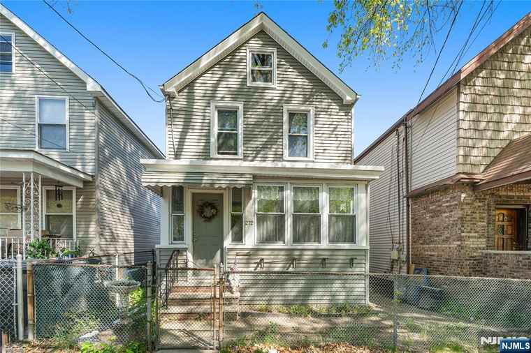 Photo of 272 Burgess Pl Clifton, NJ 07011