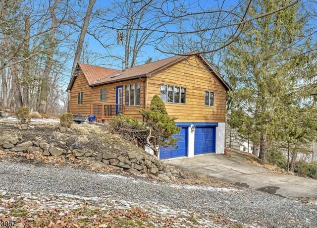 Property at 121 Hemlock Rd, Pompton Lakes Boro, NJ 07442-1319, 2 beds, 1 bath