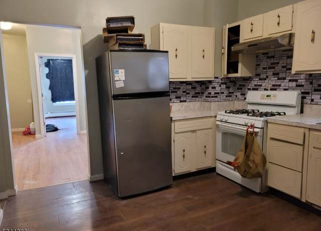 Property at 330 11th Ave, Paterson City, NJ 07514-2703, 11 beds, 6 baths