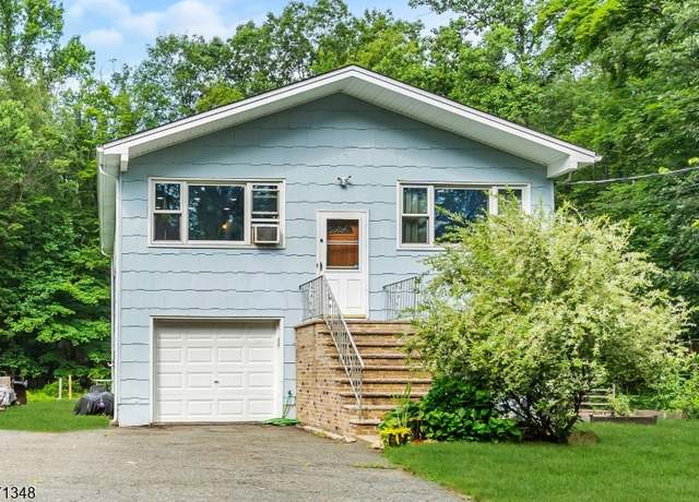 Property at 414 Maxim Dr, Hopatcong Boro, NJ 07821-2913, 4 beds, 2.5 baths
