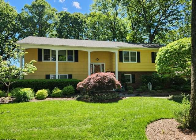 Property at 10 Lyncrest Dr, Paramus Boro, NJ 07652-3833, 4 beds, 2.5 baths