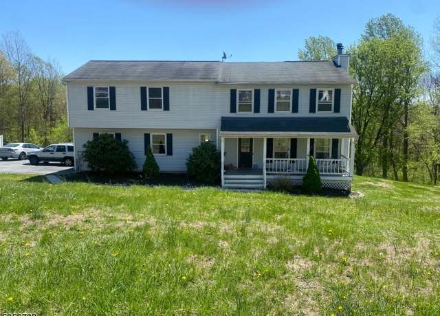 Property at 19 Southfield Dr, Sussex Boro, NJ 07461, 4 beds, 2.5 baths