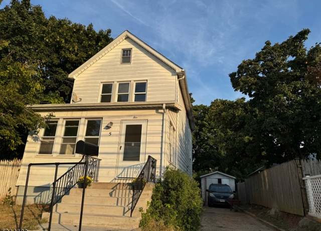 Property at 5 Franklin Blvd, Franklin Twp., NJ 08873-1912, 3 beds, 1.5 baths