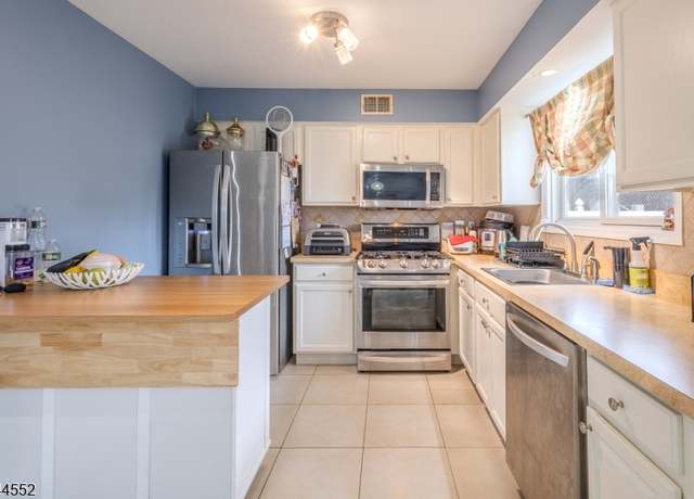 Property at 19 Val Sumo Ln, Newark City, NJ 07105-3547, 4 beds, 2.5 baths
