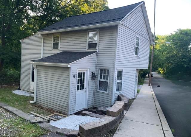 Property at 9 Bowlby St, Hampton Boro, NJ 08827-2712, 2 beds, 1 bath