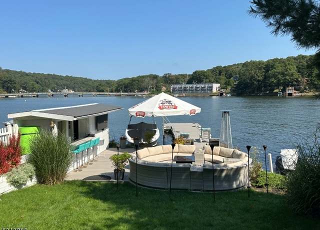 Property at 413 Lakeside Blvd Unit C, Hopatcong Boro, NJ 07843-1621, 3 beds, 2.5 baths