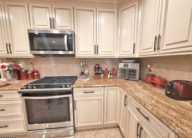 Property at 466 Brook Ave, Sayreville Boro, NJ 08879-2042, 5 beds, 3.5 baths