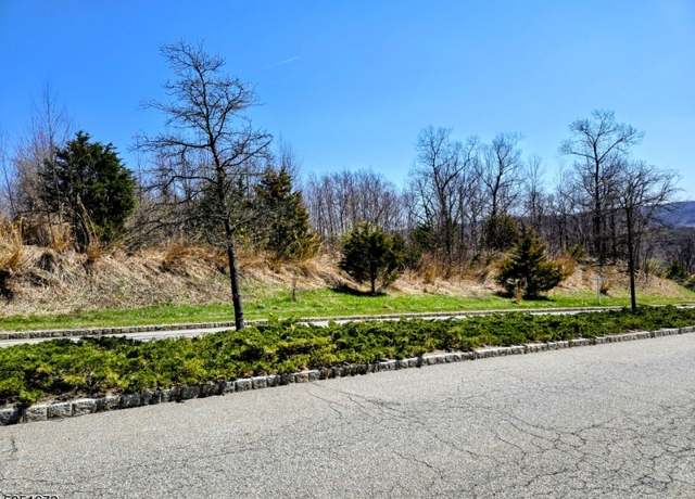 Property at 8 Triple Crown Dr, Sparta Twp., NJ 07871-3571