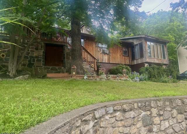 Property at 543 Lakeside Ave, Hopatcong Boro, NJ 07821-5807, 3 beds, 1 bath