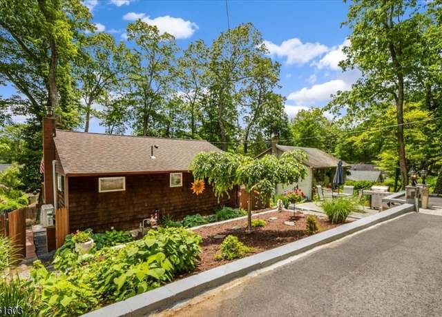 Property at 86 W Shawnee Trl, Jefferson Twp., NJ 07885-2923, 2 beds, 1 bath
