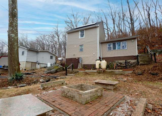 Property at 10 Cranberry Ledge Rd, Byram Twp., NJ 07821-3004, 3 beds, 1 bath
