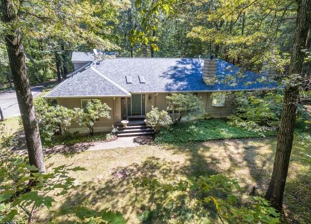 Property at 34 North Rd, Kinnelon Boro, NJ 07405-2266, 4 beds, 3 baths