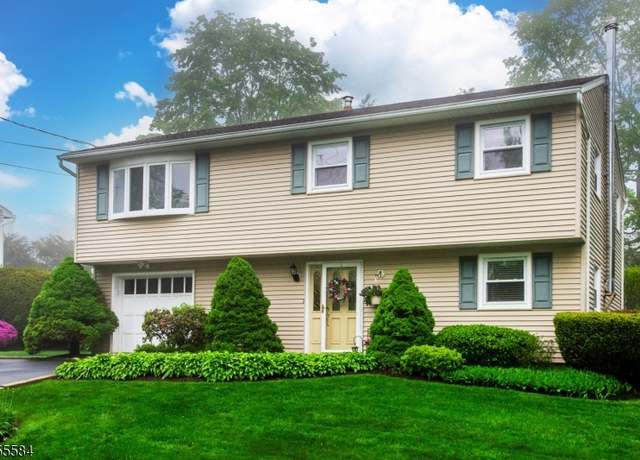 Property at 19 W Lakeview Rd, Vernon Twp., NJ 07460-1835, 3 beds, 1.5 baths