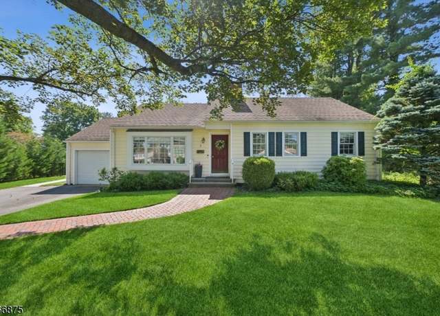 Property at 5 Country Ln, Mendham Boro, NJ 07945, 3 beds, 1.5 baths