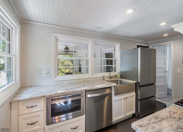 Property at 328 Emerson Ln, Berkeley Heights Twp., NJ 07922-2354, 2 beds, 1 bath