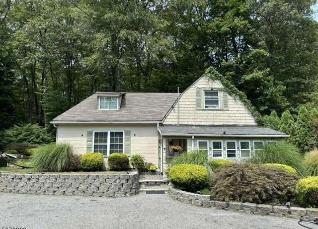 Property at 5 Old Gormley Ln, Kinnelon Boro, NJ 07405-2873, 4 beds, 1.5 baths