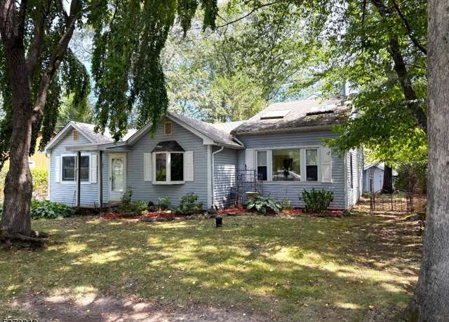 Property at 61 Oliver Pl, Ringwood Boro, NJ 07456-2140, 3 beds, 1 bath