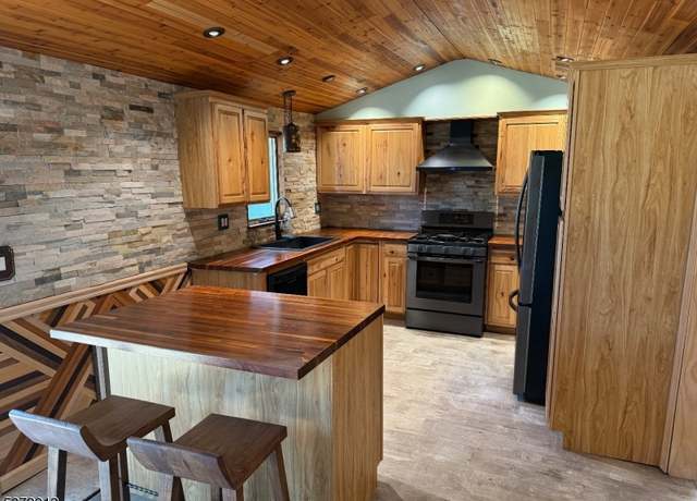 Property at 61 Oliver Pl, Ringwood Boro, NJ 07456-2140, 3 beds, 1 bath