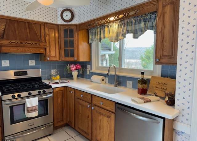 Property at 110 Mudtown Rd, Wantage Twp., NJ 07461-3616, 4 beds, 3 baths