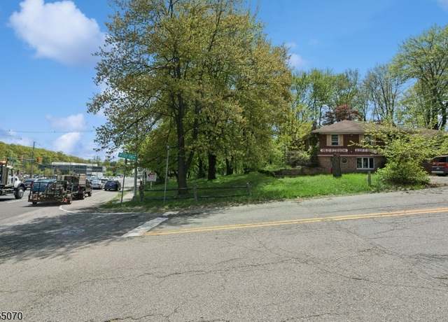 Property at 2 Woods End Rd, Parsippany-troy Hills Twp., NJ 07950-3493, 3 beds, 2.5 baths